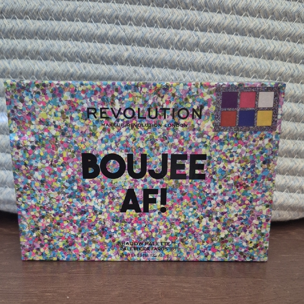Revolution Bold Color Eyeshadow Palette - Picture 2 of 2